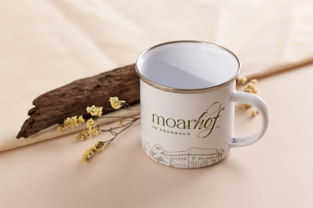 05-Moarhof-Tasse-auf-Stoff-Kulinarik-Hotelerie-Derenko-Branding-Service-Wien.jpg