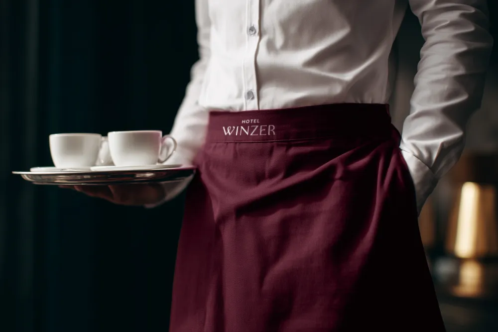 01-Hotel-Winzer-Dienstkleidung-Personal-Tablett-Tassen-MockUp-Derenko-Branding-Service.jpg