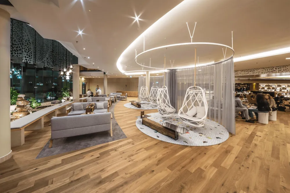 016-Das-Sonnreich-Thermenhotel-Bad-Loipersdorf-Lobby-Lounge-Abendstimmung-Derenko-Innenarchitektur.jpg