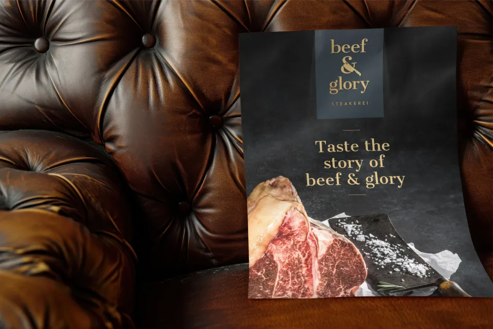 08-Beef-and-Glory-Poster-auf-Ledersessel-Derenko-Branding-Service.png