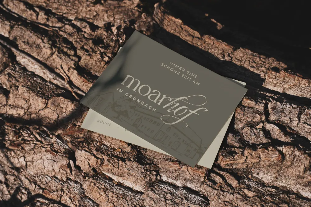 01-Moarhof-Visitenkarte-auf-Holz-Kulinarik-Hotelerie-Derenko-Branding-Service-Wien.jpg