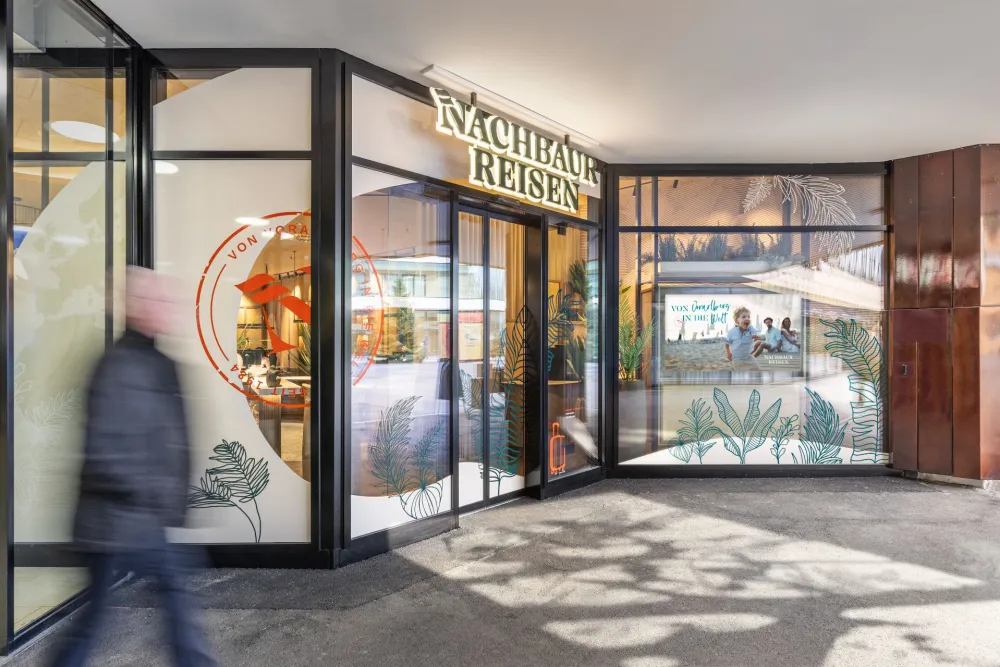 04-Nachbaur-Reisen-Illpark-Feldkirch-Shopfassade-Glasfront-Derenko-Interior-Design-Wien.jpg