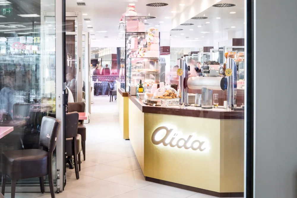 01-Aida-Café-Konditorei-Flughafen-Wien-Schwechat-Innenraum-Derenko-Interior-Design.jpg