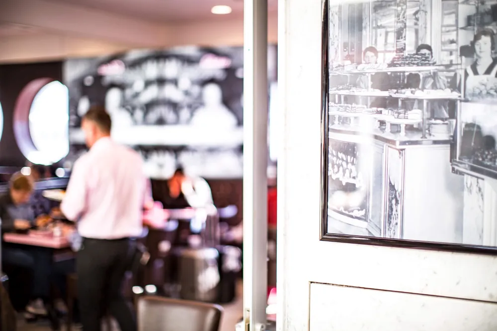 07-Aida-Café-Konditorei-Flughafen-Wien-Schwechat-Retrofoto-Servicebereich-Derenko-Interior-Design.jpg