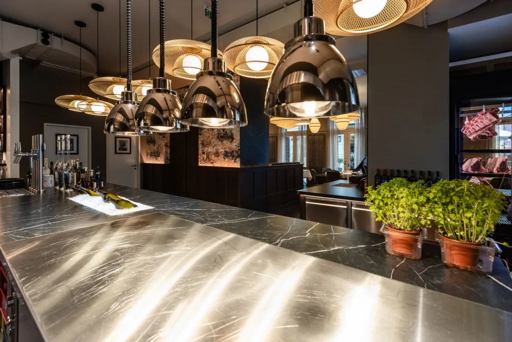 06-Boxwood-Steakhouse-Ausgabe-Theke-Derenko-Innenarchitekten-Wien.jpg