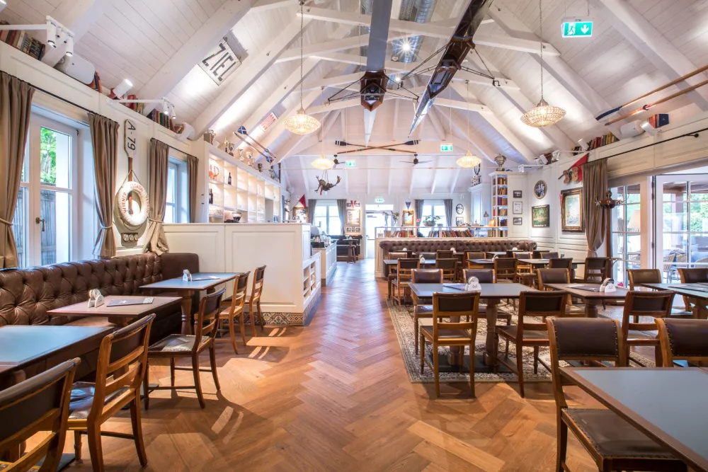 02-Das-Bootshaus-Gastraum-Derenko-Interior-Design.jpg