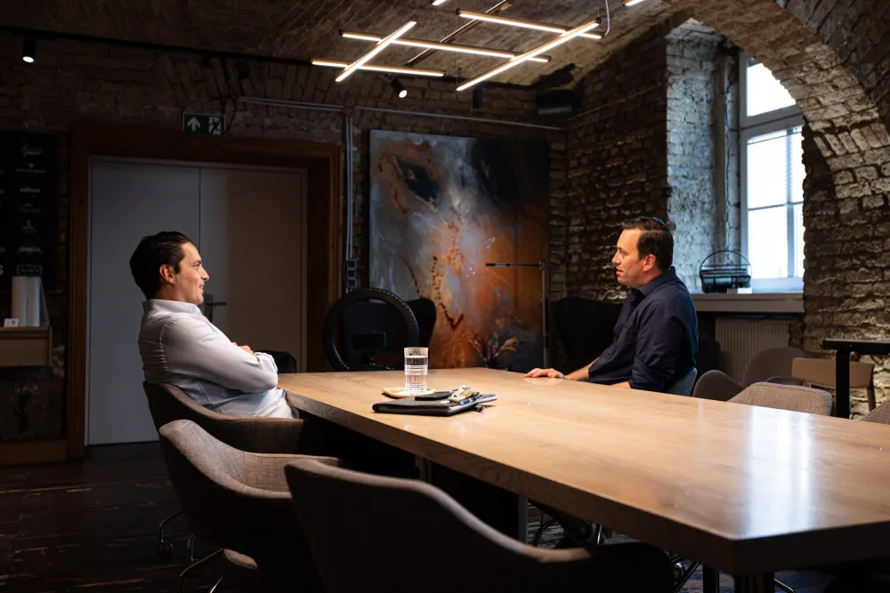 05-BernhardHiehs-Podcastaufnahme-Interviewsetting-Derenko-Interior-Design.jpg