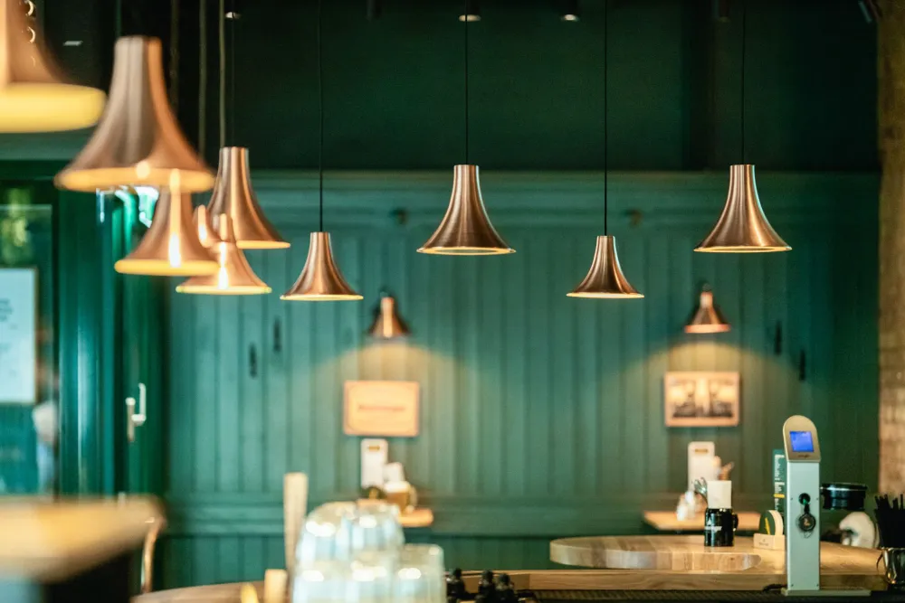 06-Ottakringer-Zapfmeisterei-BermudaBraeu-Pendelleuchten-Derenko-Interior-Design.jpg
