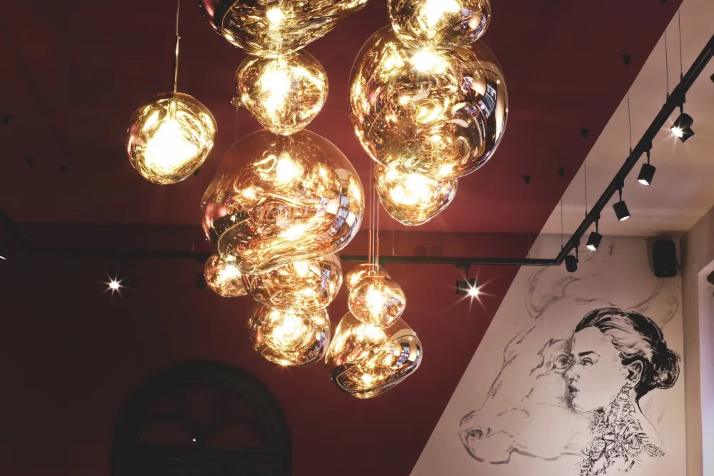 05-Beef-and-Glory-Deckenlampe-vor-Wandkunst-Derenko-Interior-Design.jpg