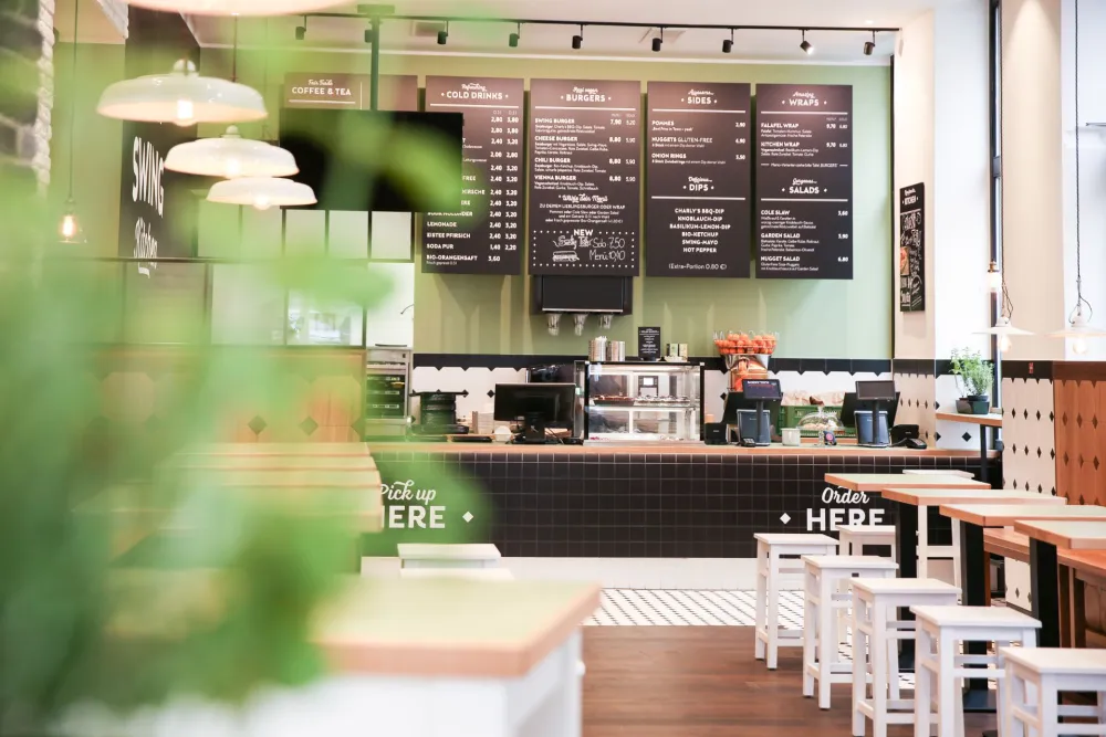 08-Swing-Kitchen-Restaurant-Counter-Bestellbereich-Derenko-Gastronomie-Innenarchitektur.jpg