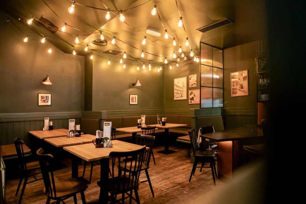 14-Ottakringer-Zapfmeisterei-BermudaBraeu-Stimmungslicht-Derenko-Interior-Design.jpg