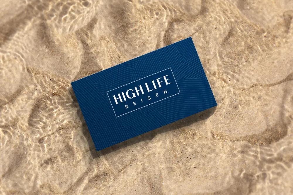 02-HighLifeReisen-Reisebuero-Visitenkarte-auf-Sand-Derenko-Branding-Service.jpg