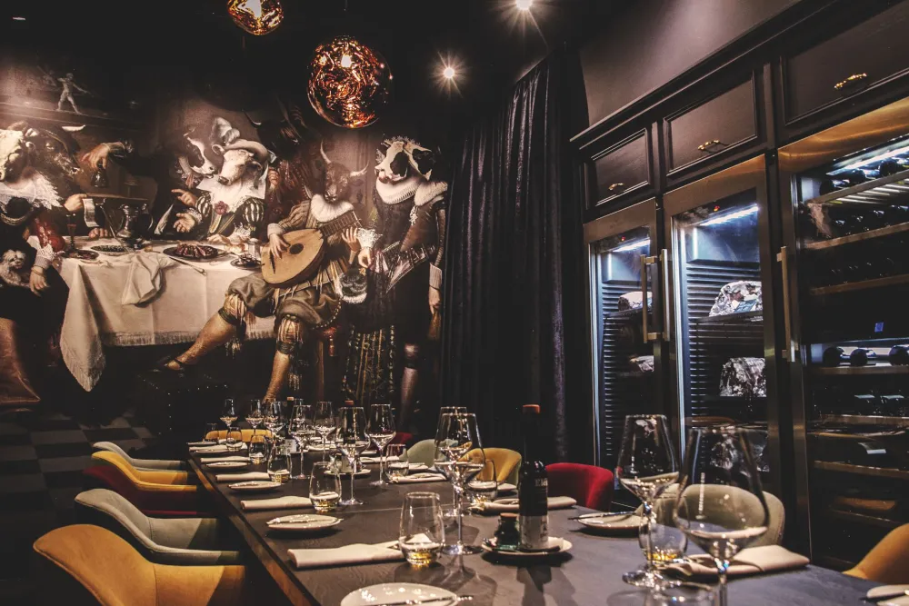 02-Beef-And-Glory-Steak-Lokal-Gastraum-Wandmalerei-Derenko-Innenarchitekten-Wien.jpg