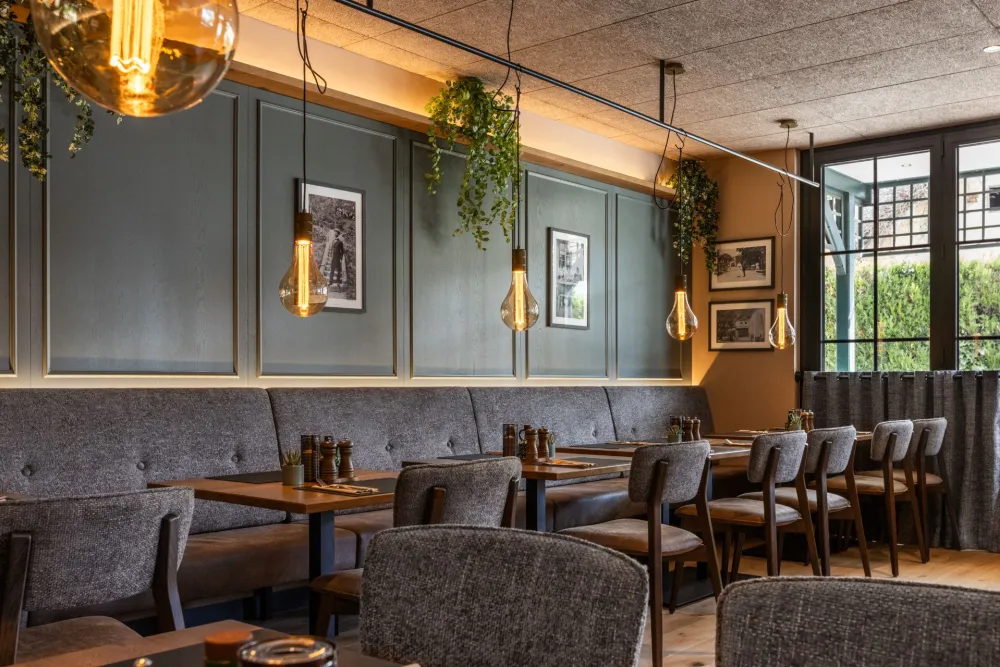 02-Johanns-Restaurant-Gastraum-Gruenpaneele-Derenko-Innenarchitektur-Wien.jpg