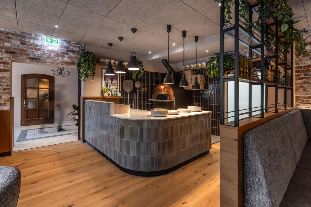 05-Johanns-Restaurant-Showkueche-Pizzaofen-Derenko-Innenarchitekten-Wien.jpg