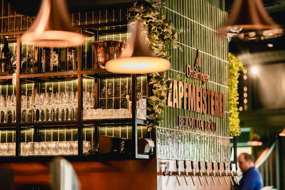 10-Ottakringer-Zapfmeisterei-BermudaBraeu-Barbereich-Derenko-Design.jpg