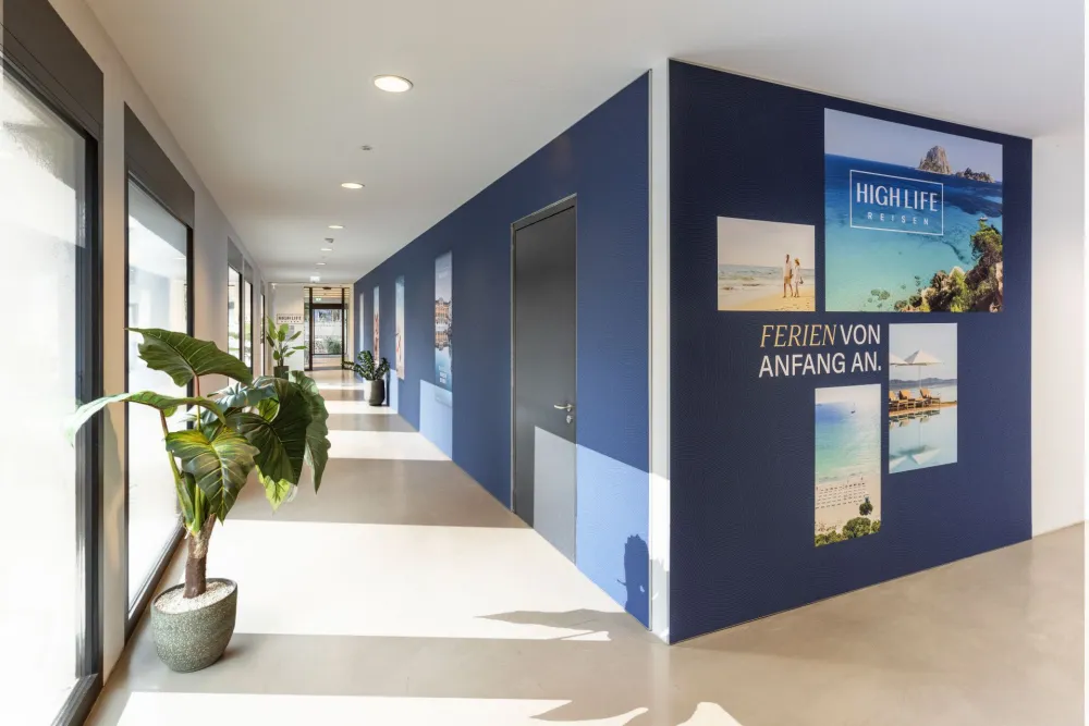 01-HighLife-Reisen-Reisebuero-Innenraum-Branding-Wandgestaltung-Derenko.jpg