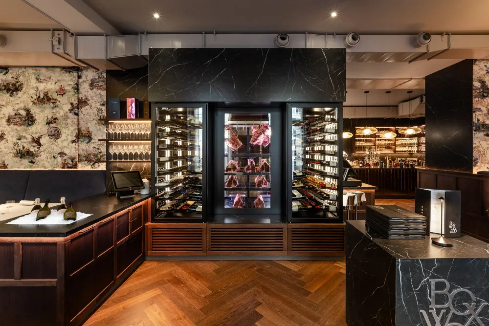 02-Boxwood-Steakhouse-Derenko-Weinschrank-Fleischreifung-Interior-Design-Wien.jpg