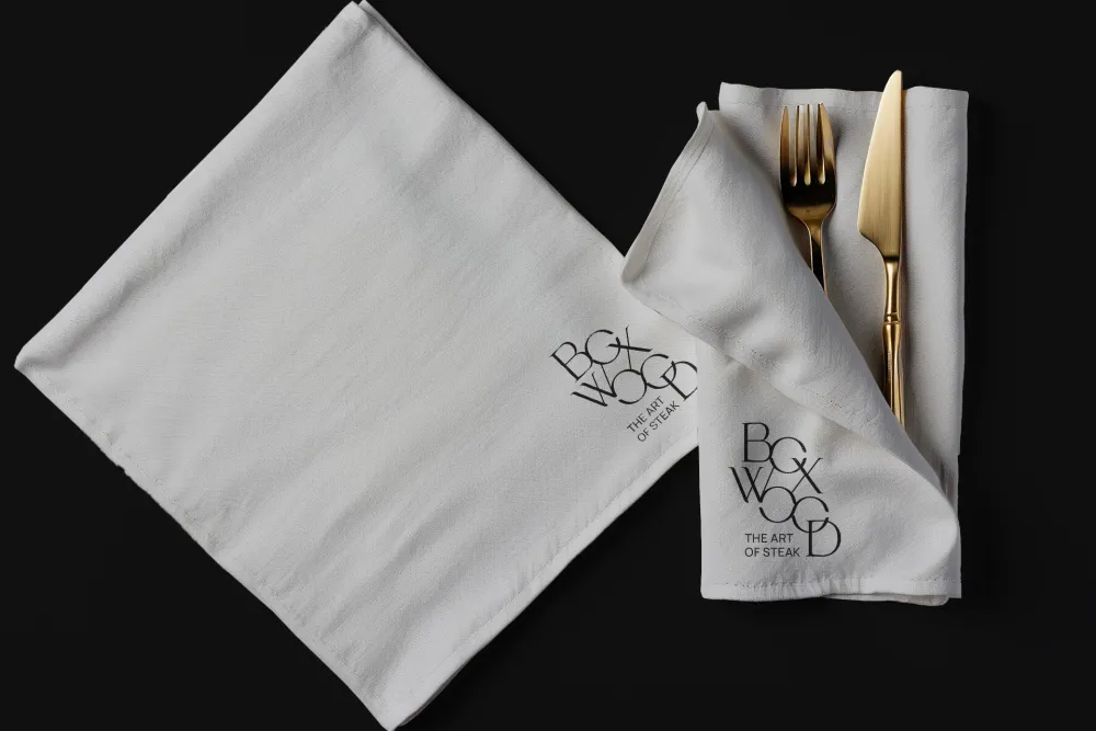 05-Boxwood-Restaurant-Wien-Serviette-Bedruckt-Mokcup-Derenko-Branding-Service.jpg
