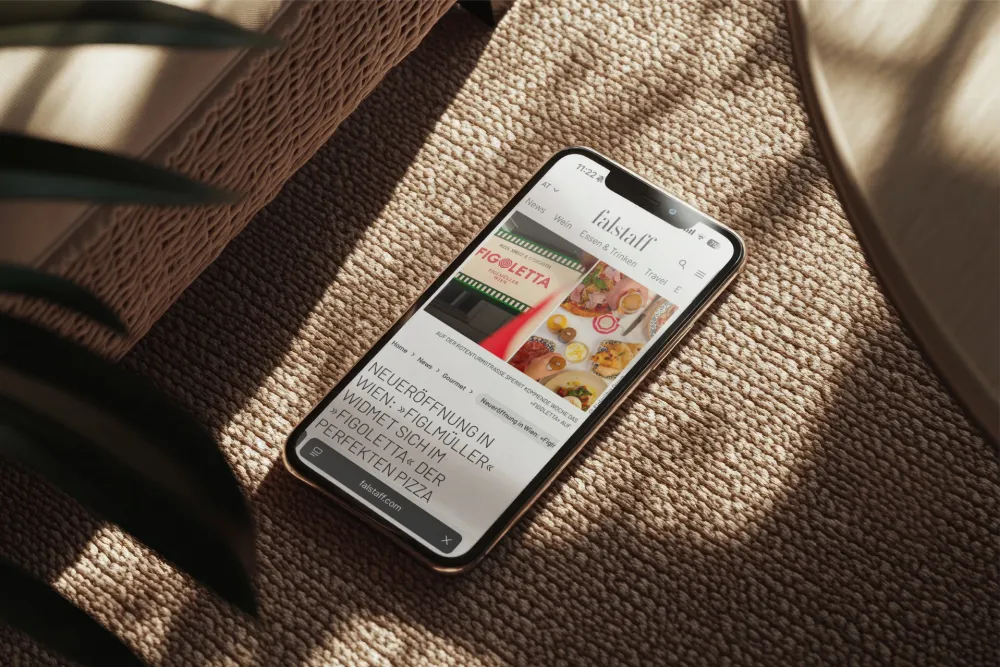 Figoletta-Restaurant-Presseartikel-Falstaff-HandyMockup-Derenko-Interior.jpg