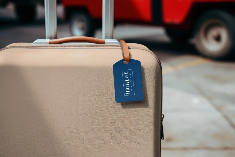 09-HighLifeReisen-Branddesign-Kofferanhaenger-am-Gepaeck-Derenko-Branding-Service.jpg