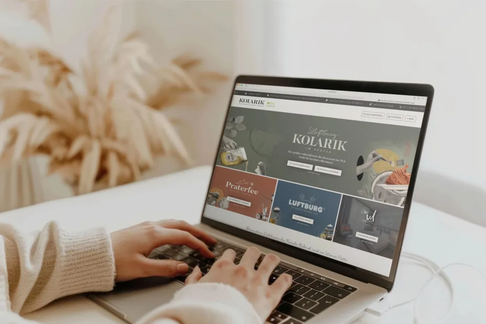 08-Luftburg-Kolarik-im-Prater-Wien-Website-Laptop-MockUp-Derenko-Branding-Service.jpg