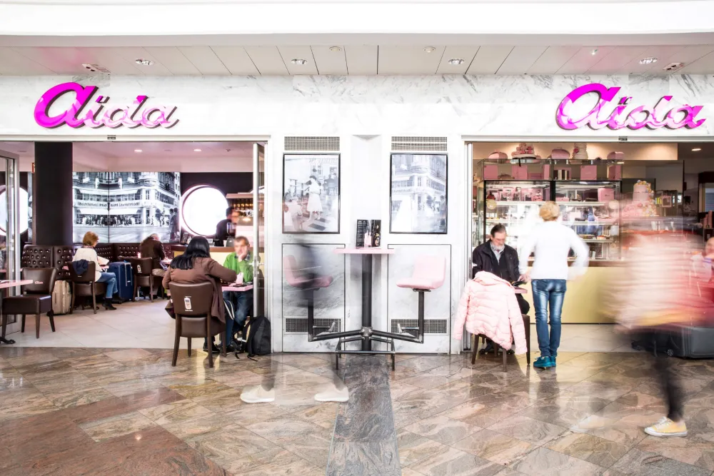 02-Aida-Café-Konditorei-Flughafen-Wien-Schwechat-Eingangsbereich-Derenko-Interior-Design.jpg