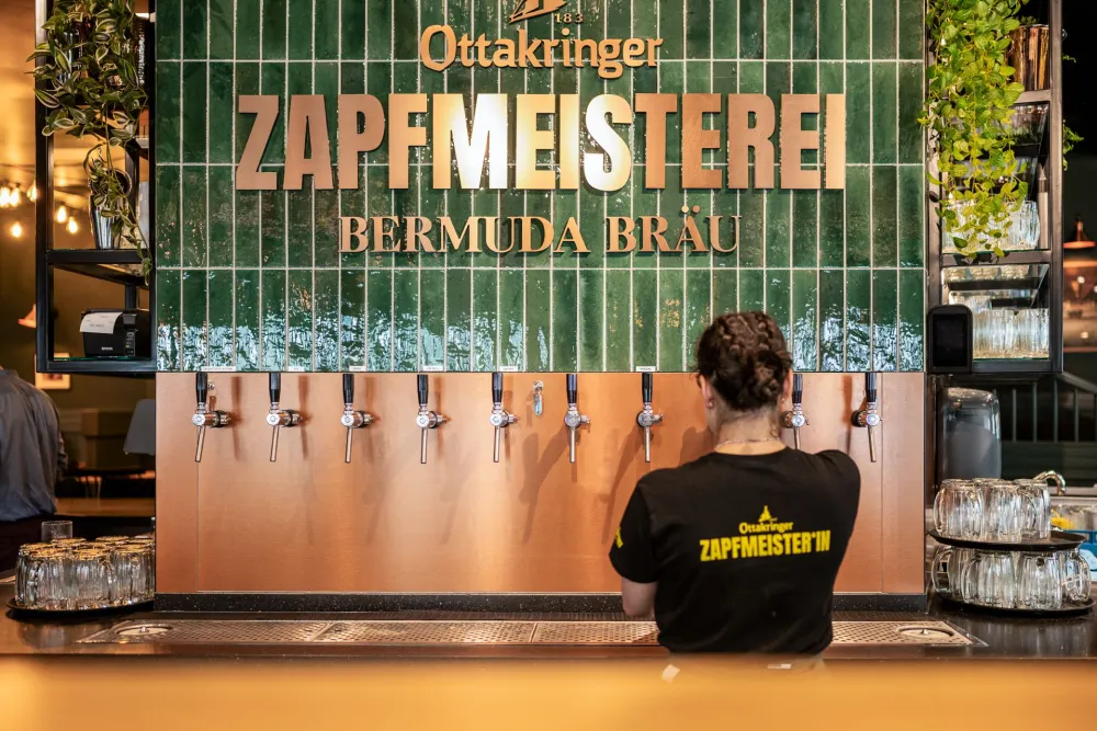 03-Ottakringer-Zapfmeisterei-BermudaBraeu-Zapfanlage-Derenko-Bar-Design.jpg