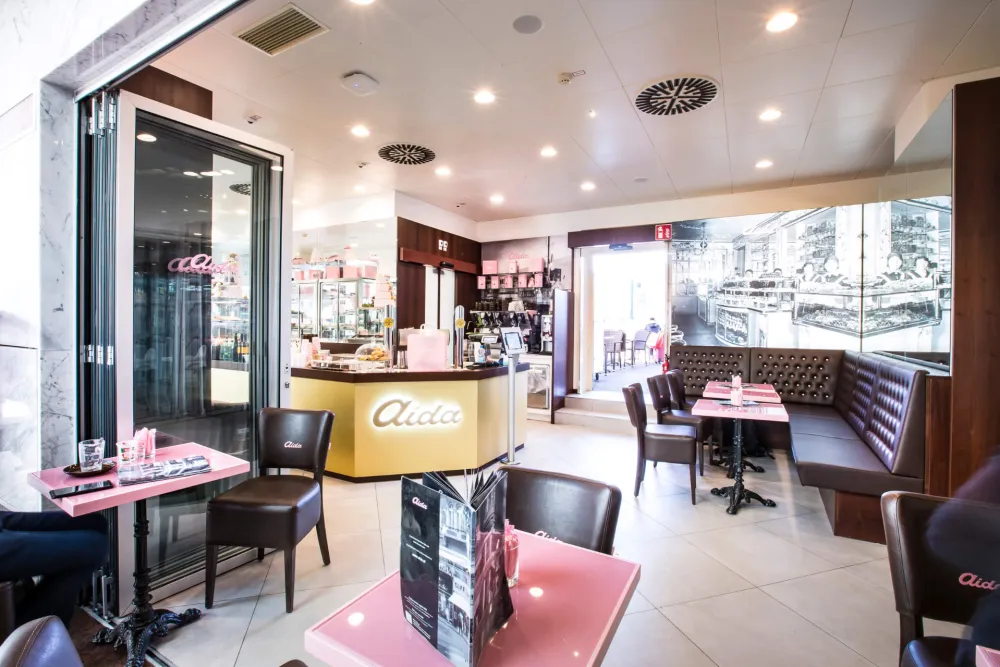 08-Aida-Café-Konditorei-Flughafen-Wien-Schwechat-Innenraum-Gastraum-Innenarchitektur-Derenko.jpg