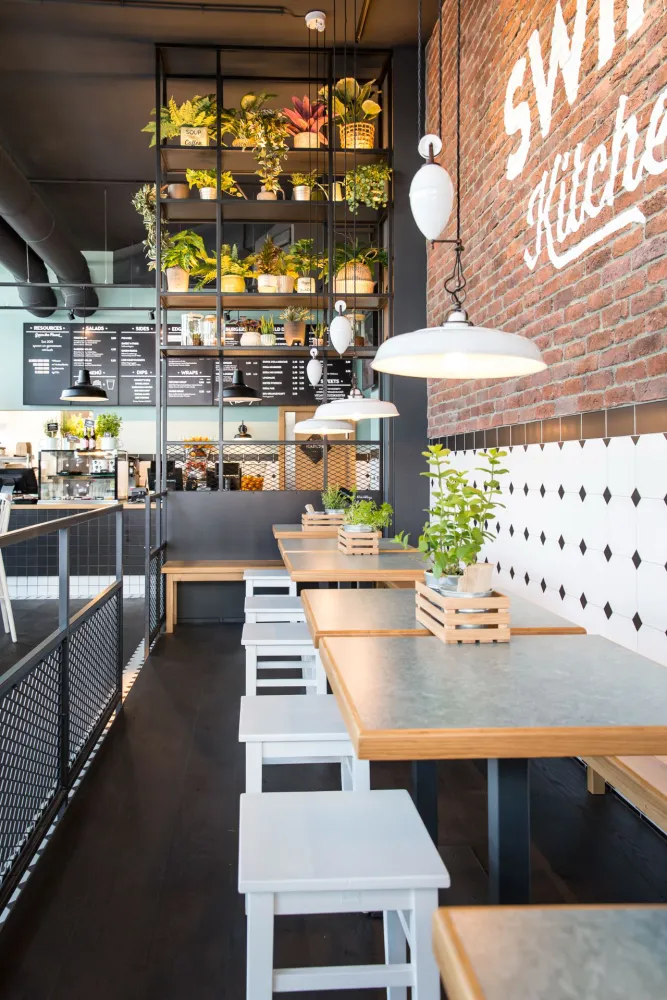 12-Swing-Kitchen-Restaurant-Pflanzenregal-Sitzbereich-Gastro-Innenarchitektur-Derenko.jpg