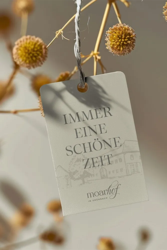 02-Moarhof-Anhaenger-Blume-Kulinarik-Hotelerie-Derenko-Branding-Service-Wien.jpg