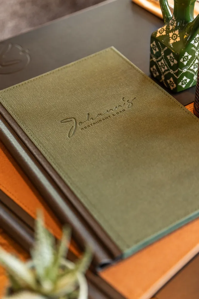 09-Johanns-Menuekarte-Detailaufnahme-Derenko-Brand-Design-Wien.jpg