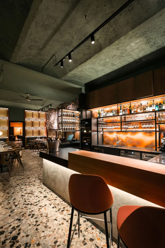 01-Dining-Ruhm-Bar-Theke-Derenko-Interior-Design.jpg