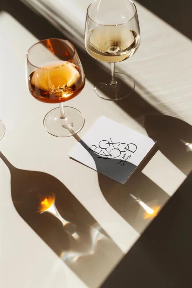 09-Boxwood-Restaurant-Wien-Bierdeckel-Mockup-Weinglas-Derenko-Branding-Service.jpg