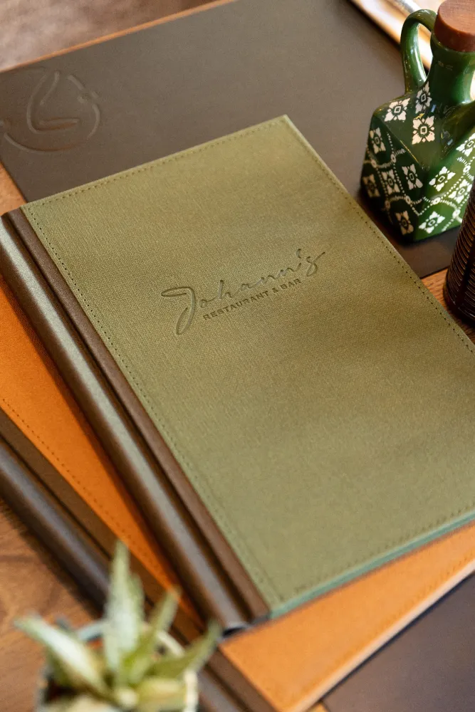 12-Das-Johanns-Restaurant-Speisekarte-Leinen-Cover-Derenko-Branding-Service.jpg