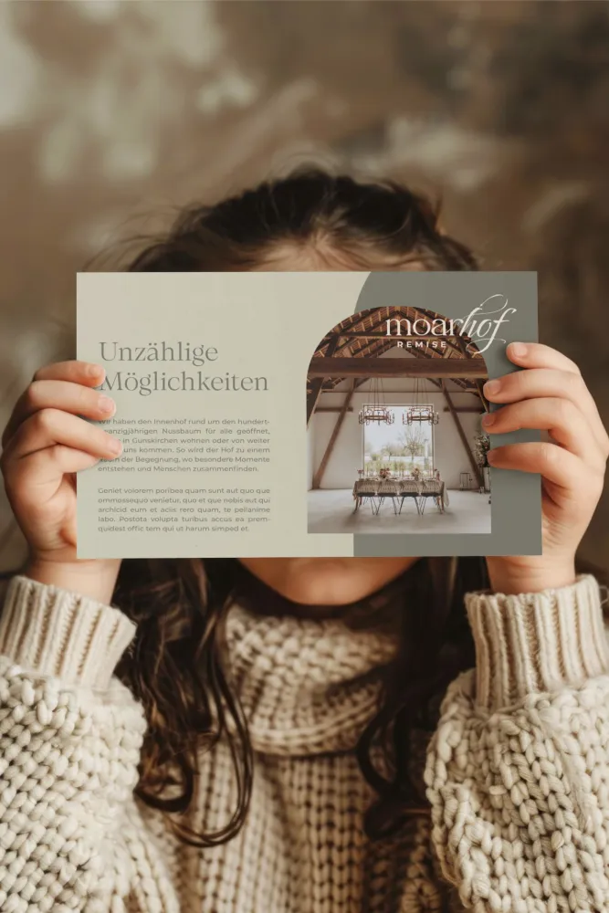 04-Moarhof-Flyer-mit-Frau-Kulinarik-Hotelerie-Derenko-Branding-Service-Wien.jpg