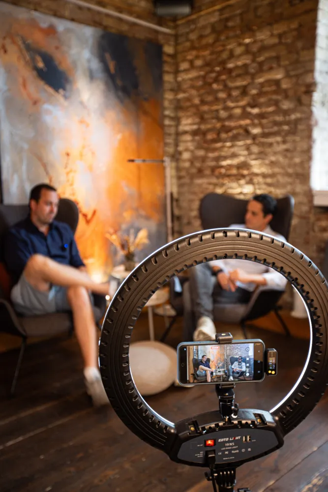 03-BernhardHiehs-Podcastaufnahme-BehindTheScenes-Derenko-Interior-Design.jpg