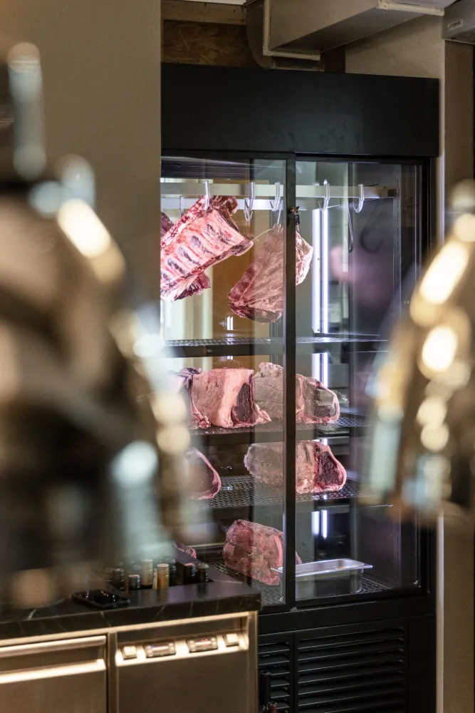 15-Boxwood-TheArtOfSteak-Steakhouse-Derenko-Fleischvitrine-Trocknung.jpg