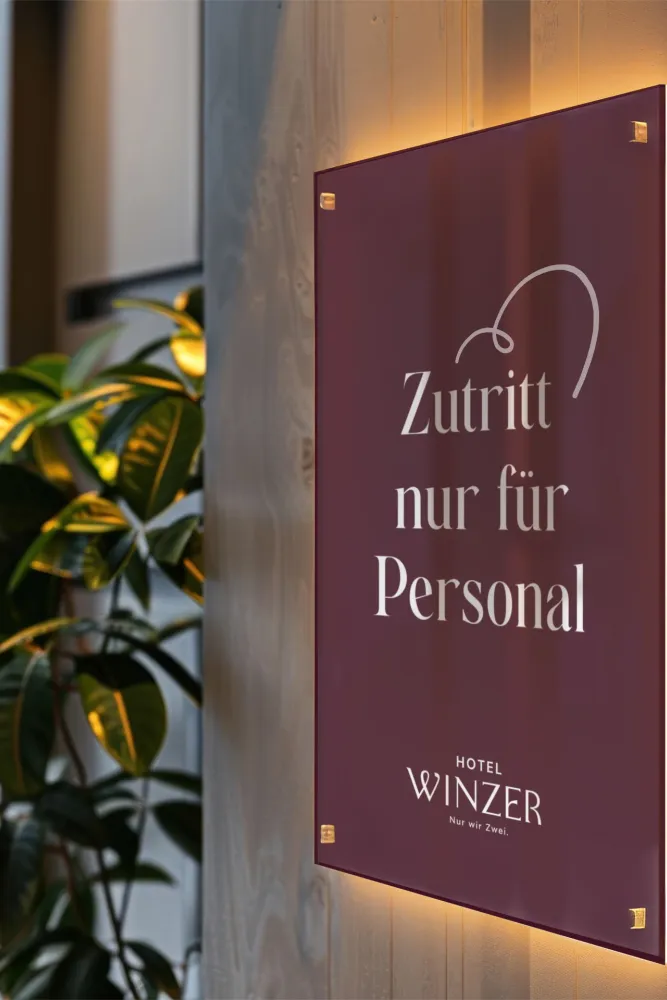 03-Hotel-Winzer-Leitsystem-Schild-MockUp-Derenko-Branding-Service.jpg