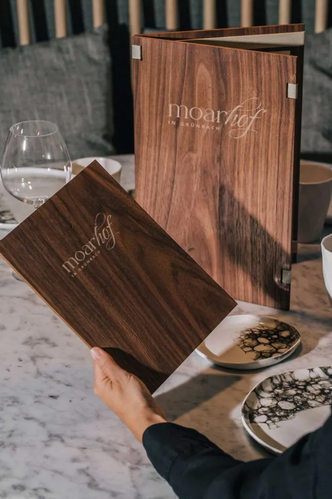 06-Moarhof-Speisekarte-Holz-Kulinarik-Hotelerie-Derenko-Branding-Service-Wien.jpg