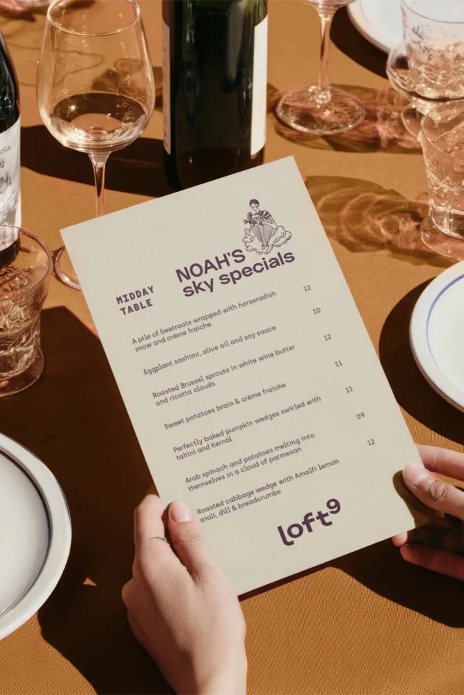 XX-Loft9-Restaurant-Mittagskarte-mit-Weinglaesern-und-Gedeck-Derenko-Branding-Service.jpg