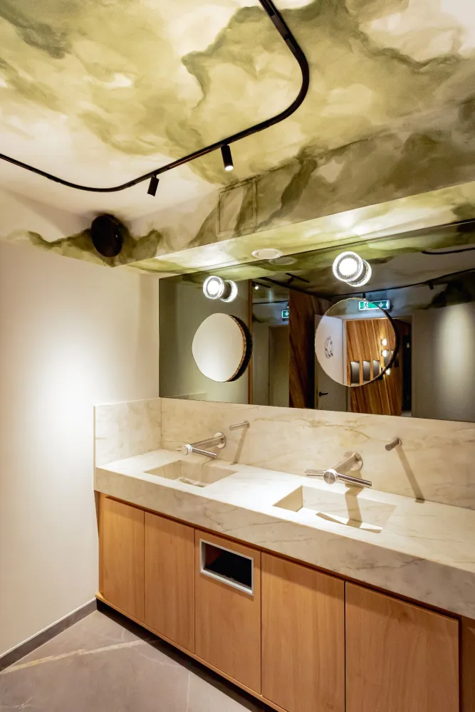 06-Kolarik-Luftburg-Toilette-Waschraum-Derenko-Innenarchitektur-Wien.jpg