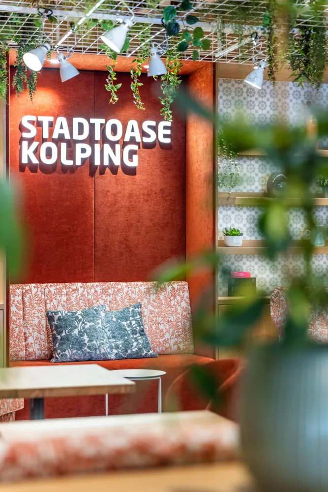 17-Hotel-Kolping-Linz-Empfang-Rezeption-Derenko-Interior-Design.jpg
