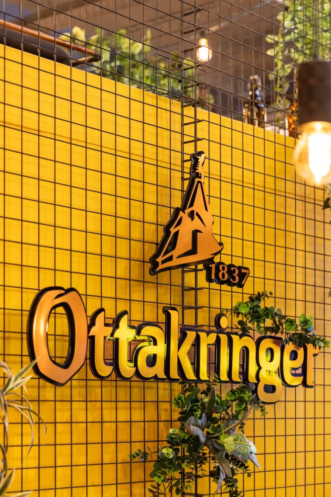 03-Ottakringer-Brauerei-Verkostungsraum-Markenzeichen-Wand-Derenko-Innenarchitektur.jpg