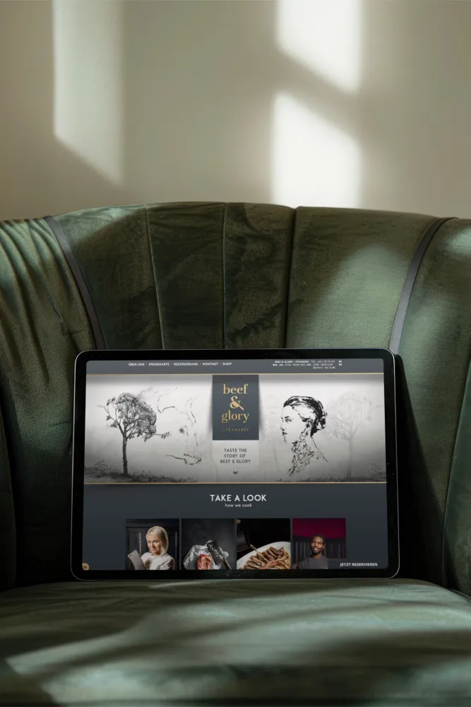 01-Beef-and-Glory-Website-Tablet-auf-Ledersessel-Derenko-Branding-Service.png