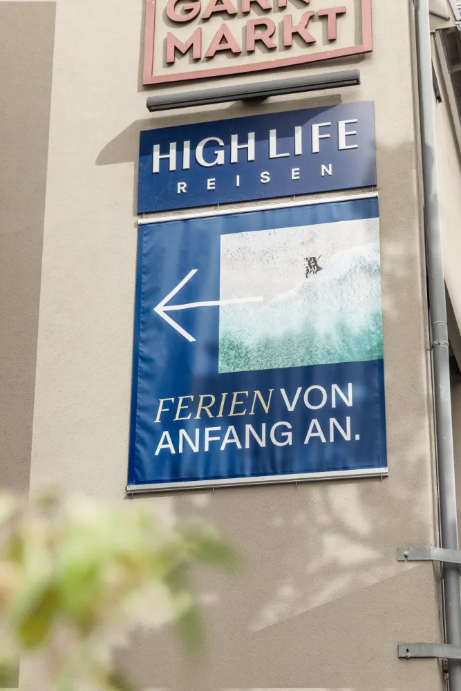 02-HighLife-Reisen-Aussenbeschilderung-Fassade-Logo-Derenko.jpg
