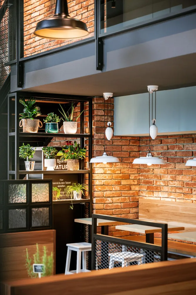 07-Swing-Kitchen-Restaurant-Pflanzenregal-Ziegelwand-Derenko-Innenarchitekt-fuer-Gastronomie.jpg