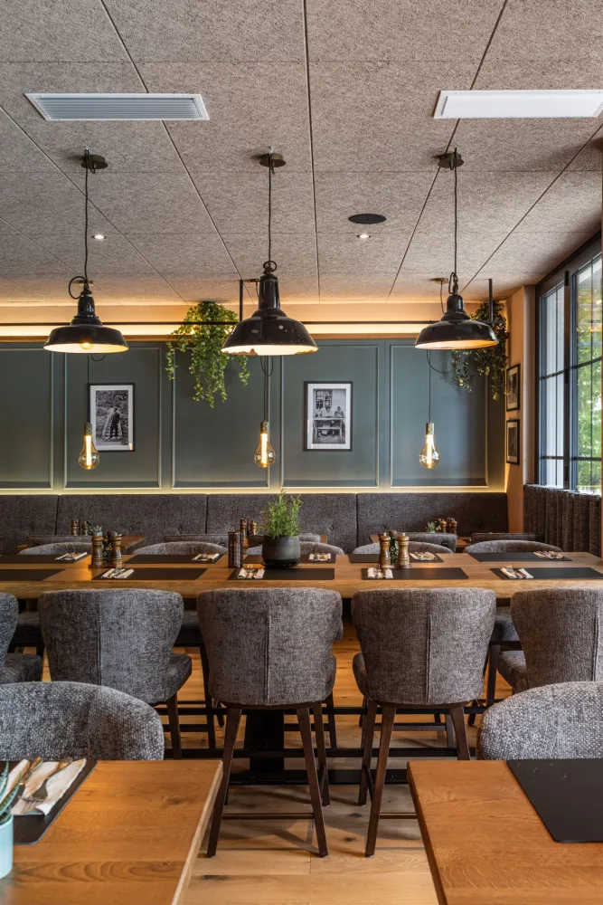 04-Johanns-Restaurant-Sitzbereich-Paneele-Derenko-Innenarchitekten-Wien.jpg