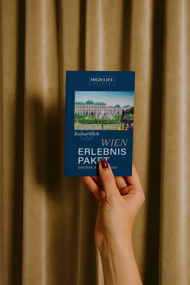 03-HighLifeReisen-Reisebuero-Flyer-WienErlebnispaket-in-Hand-Derenko-Branding-Service.jpg