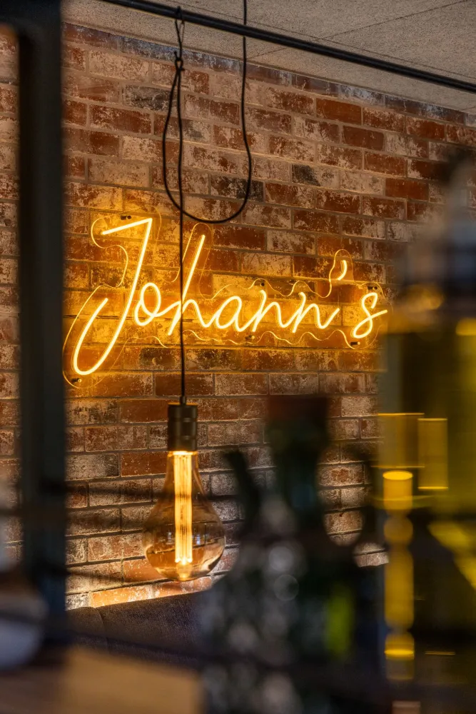 06-Johanns-Restaurant-Neonschriftzug-Derenko-Interior-Design-Wien.jpg